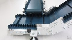 Gurtförderband KF50 mit Wellkante und Mitnehmer