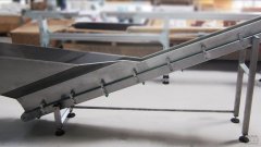 Gurtförderband KF80 mit Trichter aus Edelstahl