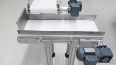 Gurtförderband KF50 mit Lebensmittelgurt und hohen Seitenführungen