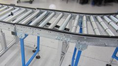 Gezeigt wird eine Rollenbahn schwerkraft - kurvengängig